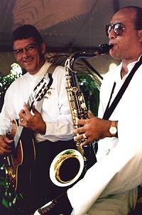 Willie Kerr &agrave; la guitare et Ian Bishop au saxophone font parti des spectacles de soir&eacute;e au Cobblers Cove!